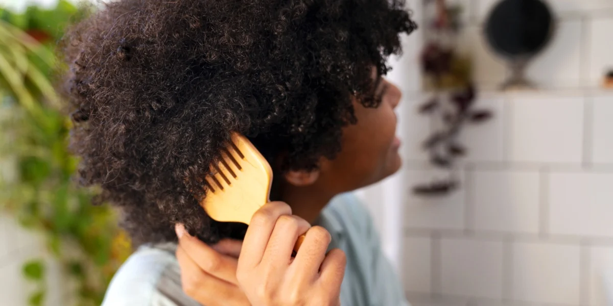 Yamá na mídia – Pra finalizar cabelo crespo e dar adeus ao frizz: Receitinha caseira só com 6 ingredientes em apenas 3 minutos